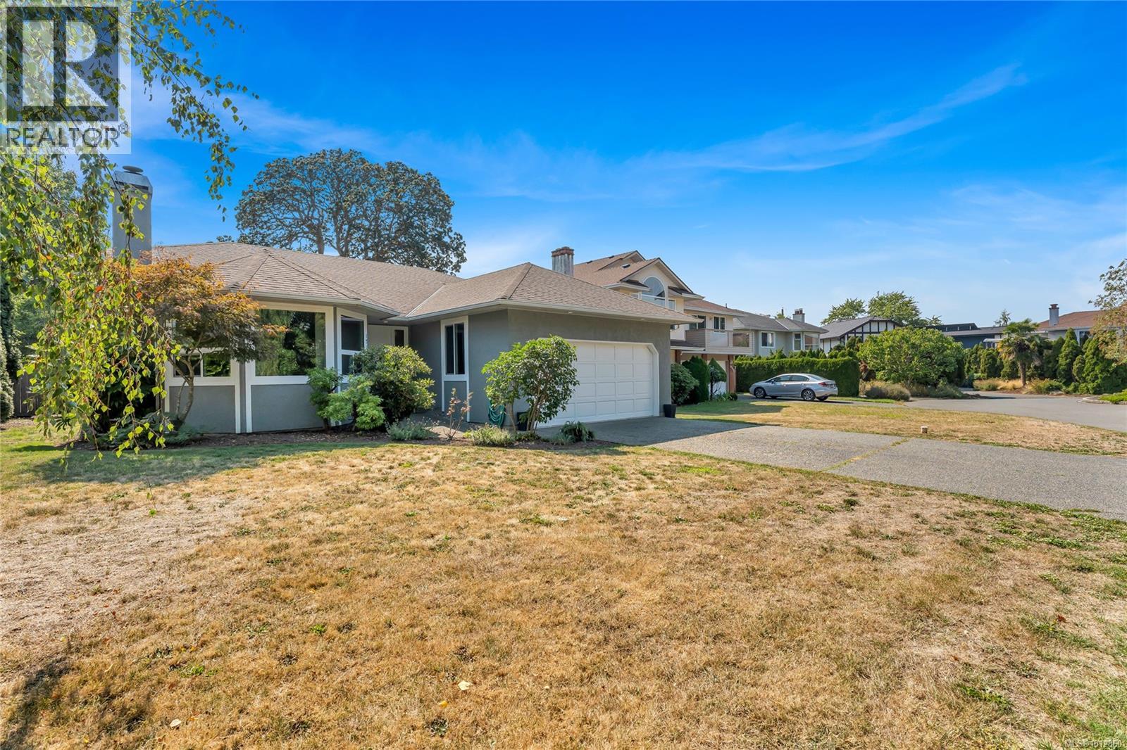 1717 Applewood Pl, Saanich, BC V8N 3N6