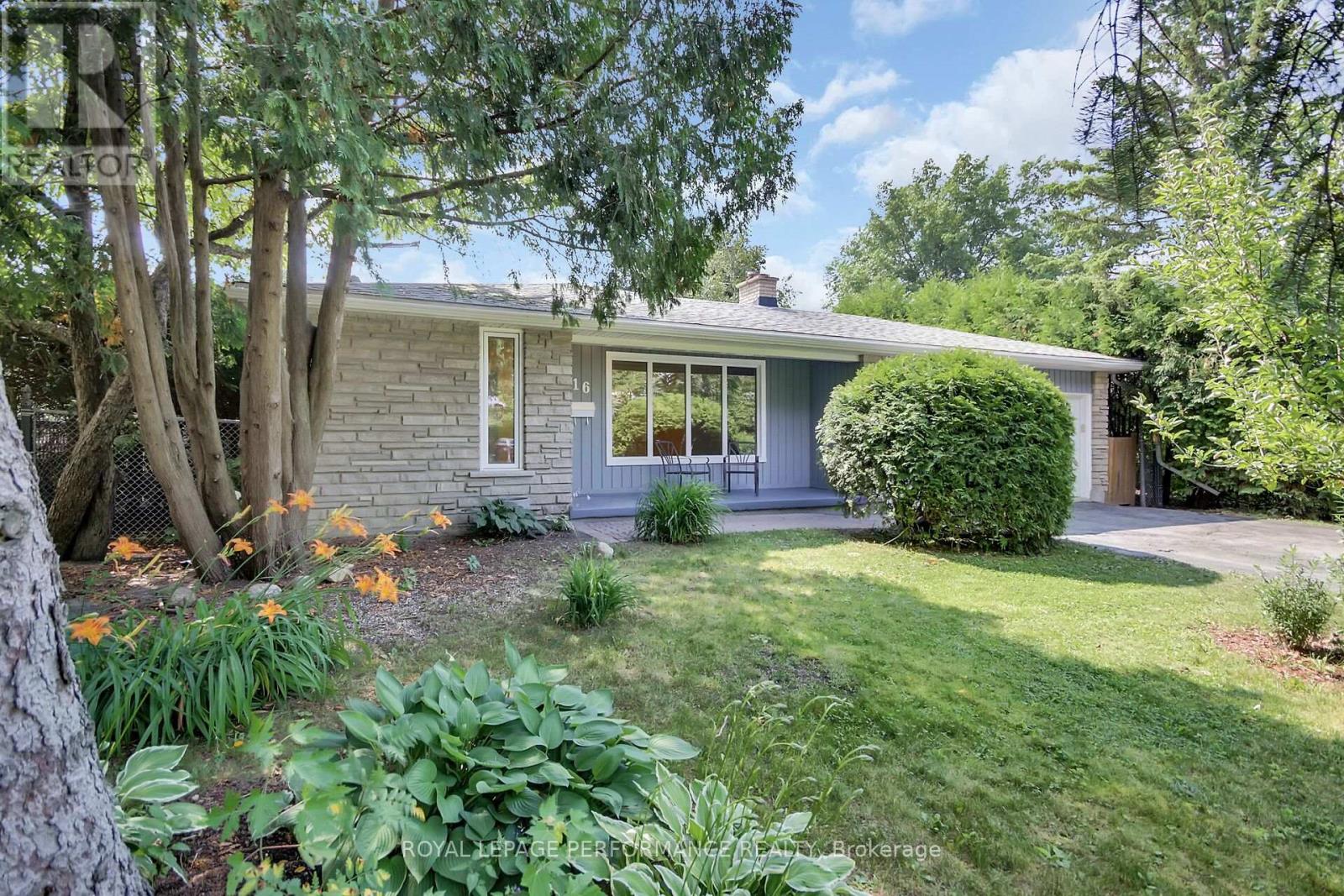 16 Wareham St, Ottawa, ON K2H 6P8