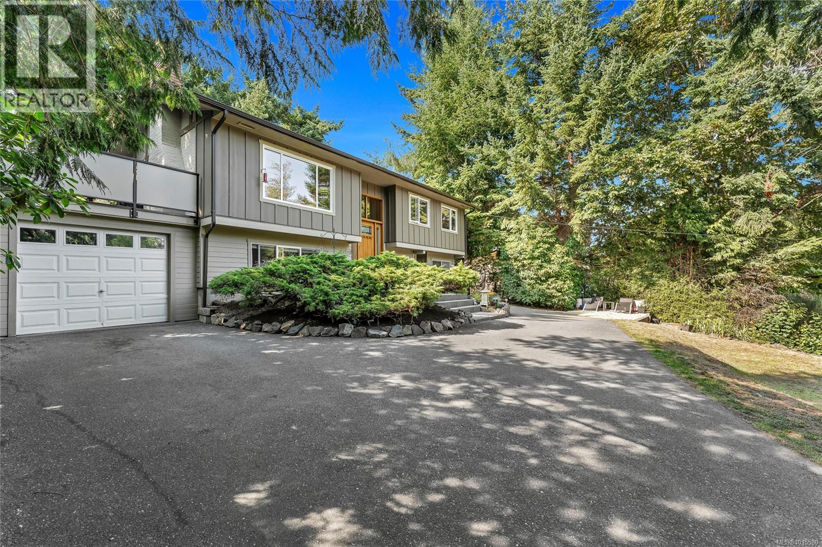 5222 Beckton Rd, Saanich, BC V8Y 2C1