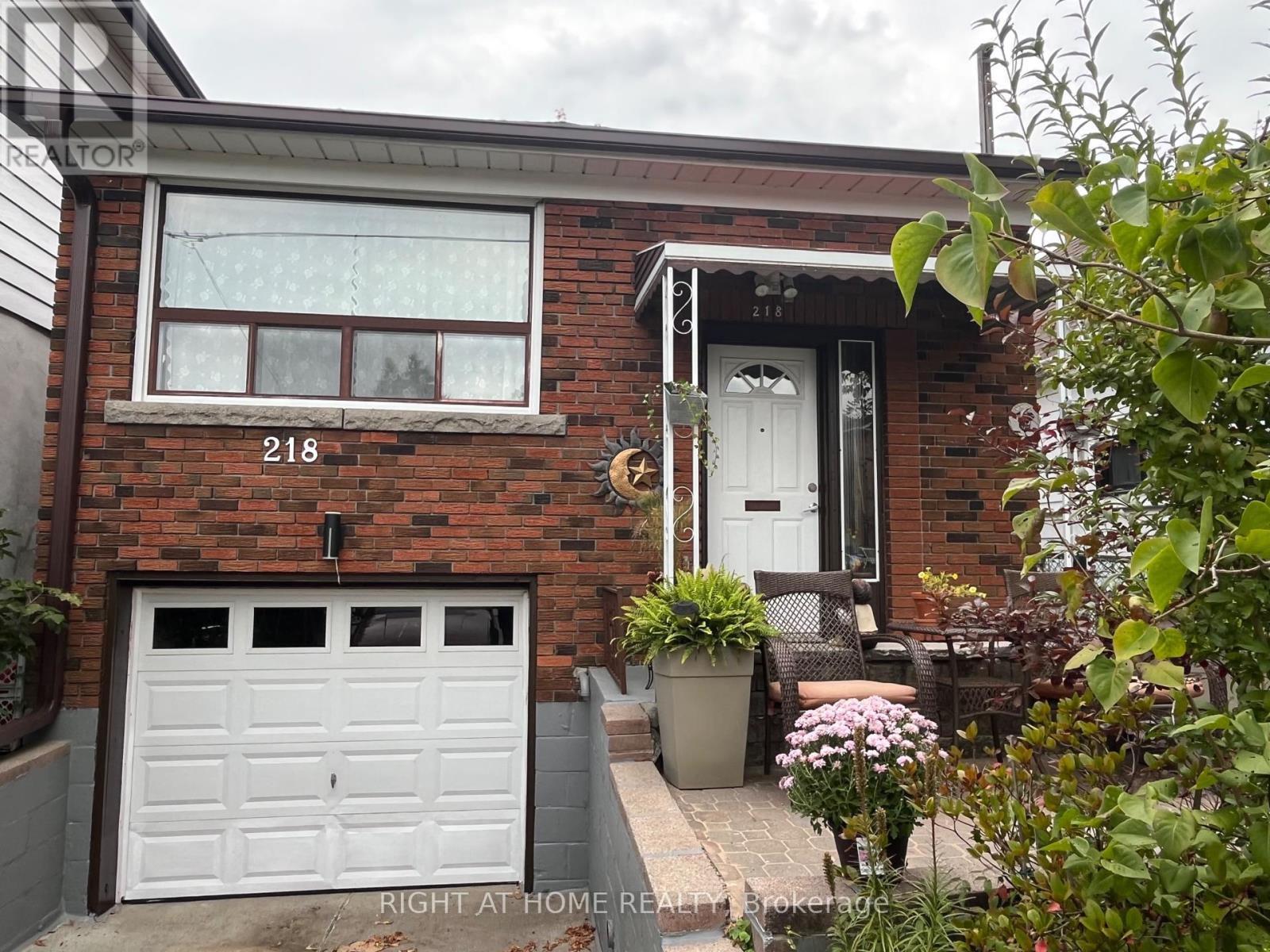 218 S Woodrow Blvd, Toronto, ON M1N 3L9