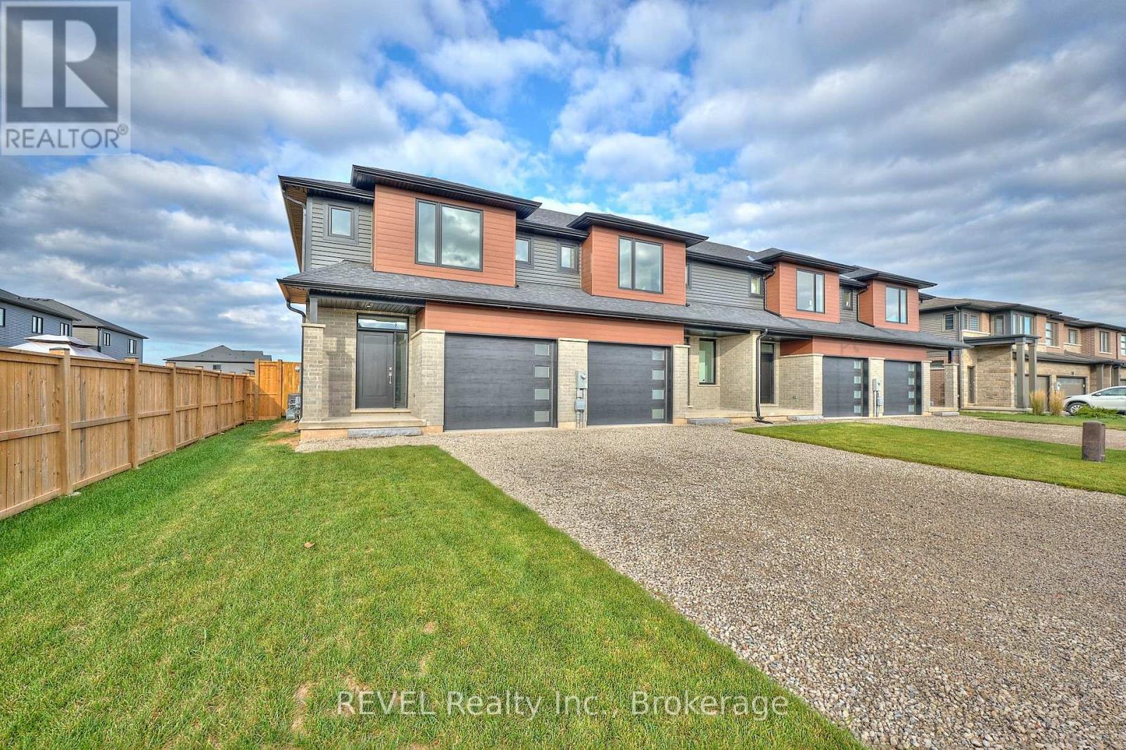 7453 Matteo Dr, Niagara Falls, ON L2H 3T3