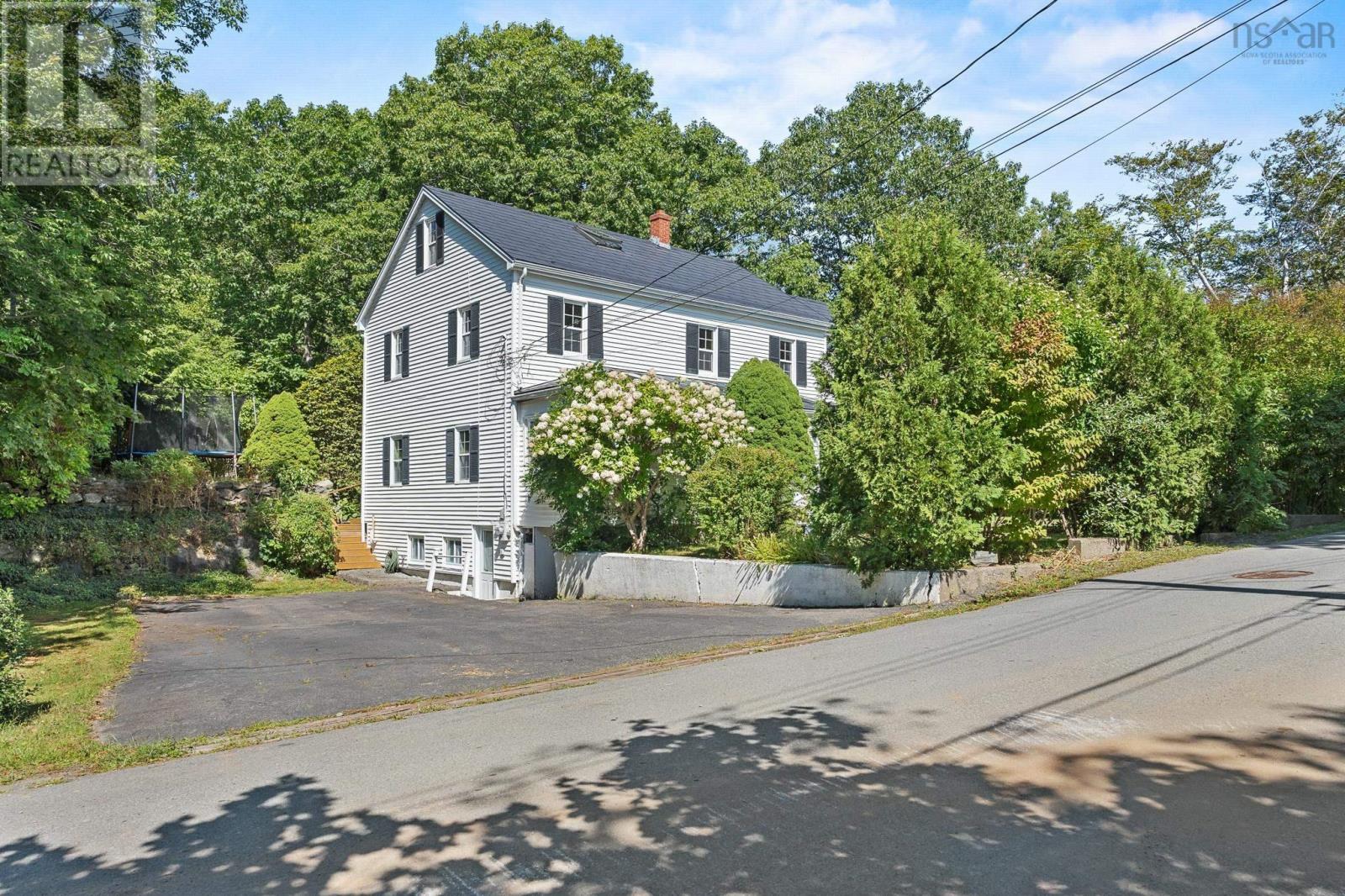 8 Emmerson St, Bedford, NS B4A 1V7