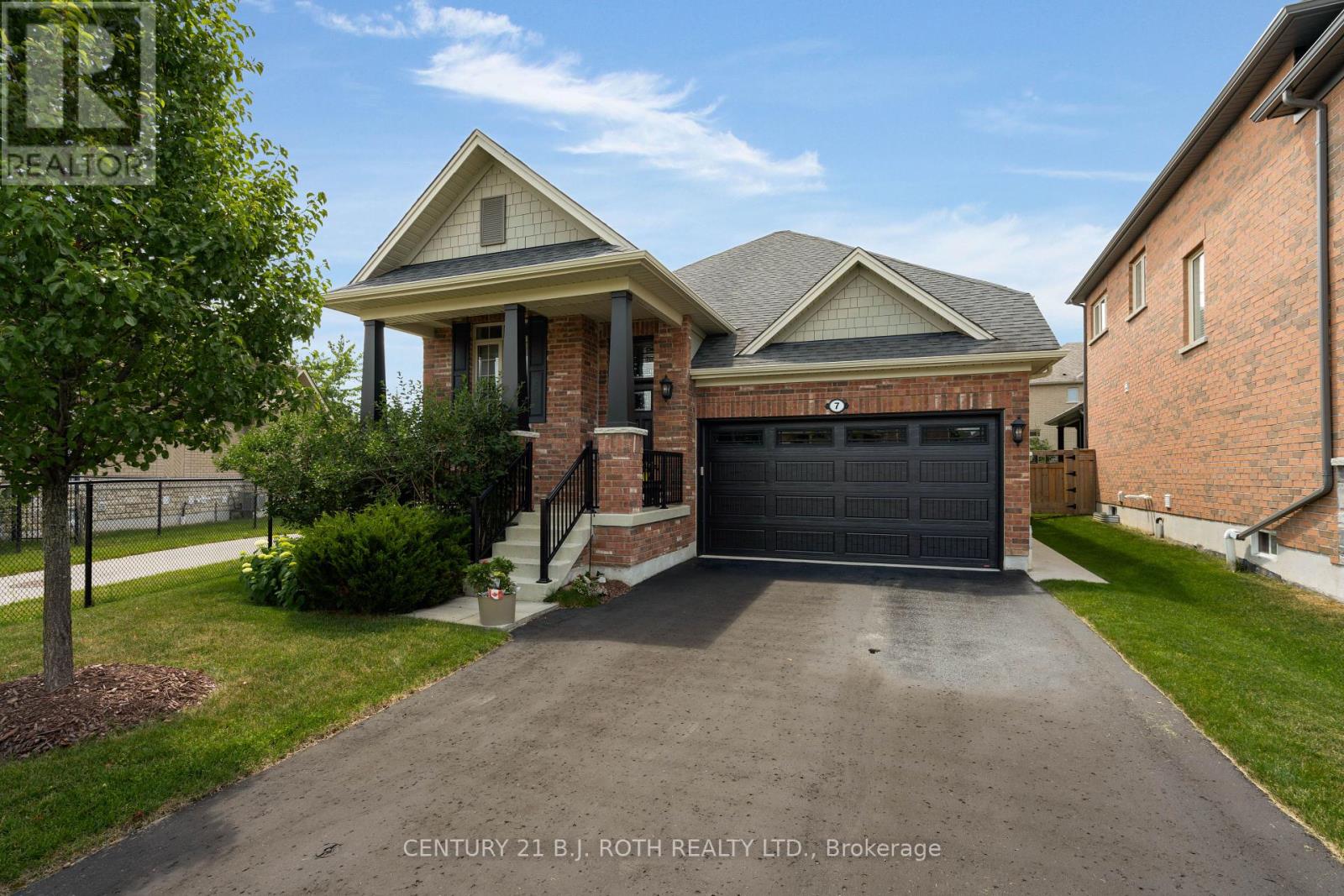 7 Cameron St, Springwater, ON L9X 0S6