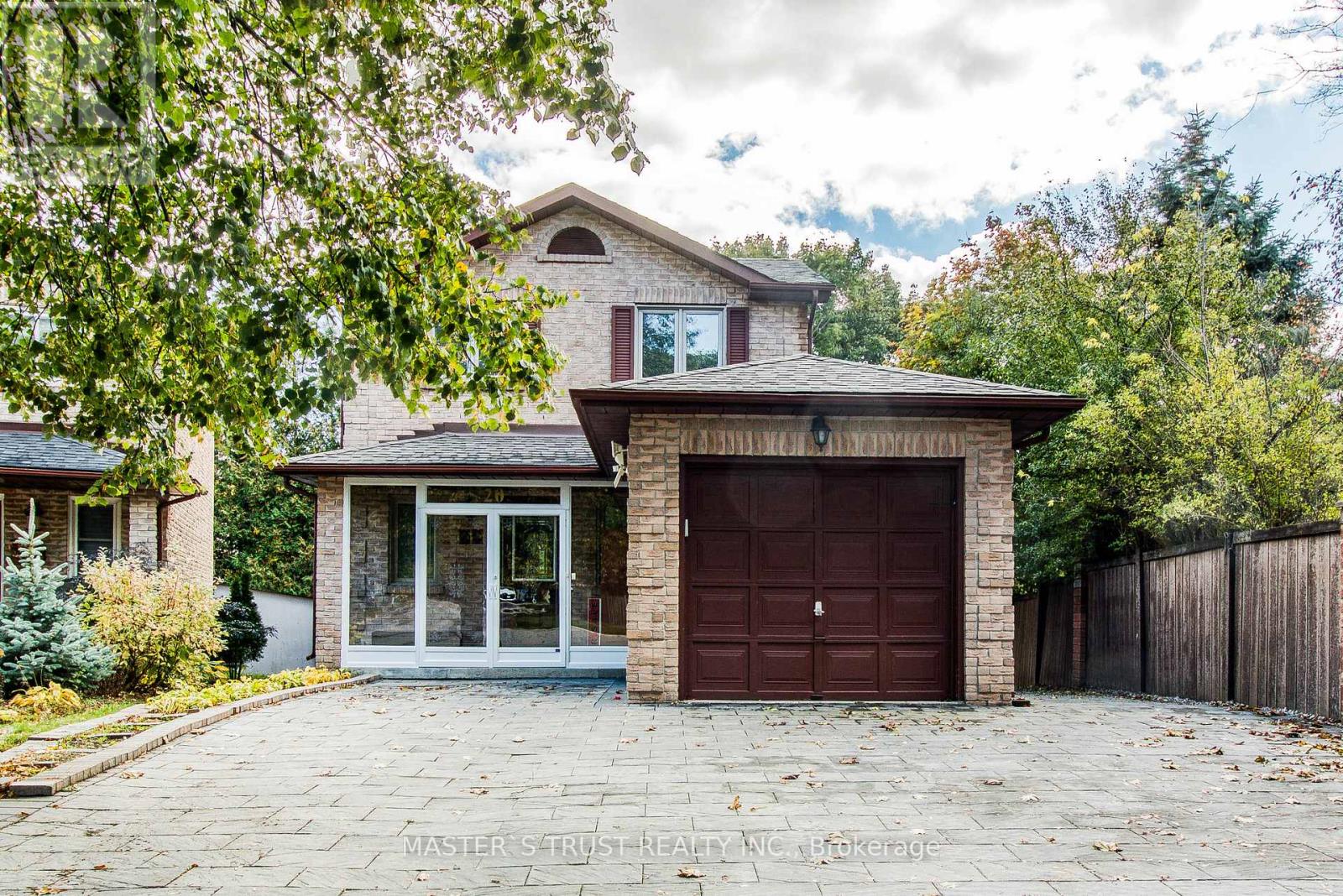 20 Valhalla Ct, Aurora, ON L4G 5W3