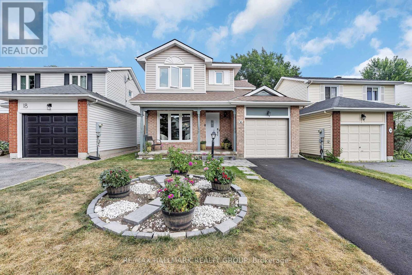 16 Hawley Cres, Ottawa, ON K2M 1T3