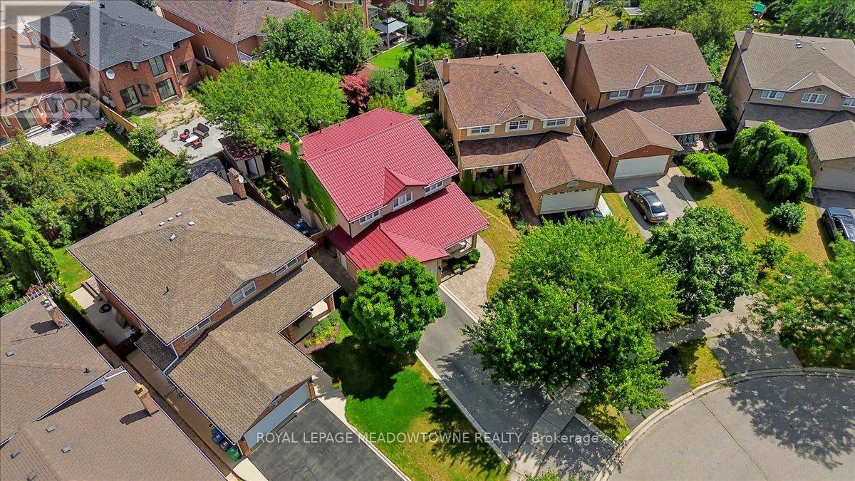 836 Greycedar Cres, Mississauga, ON L4W 3J8
