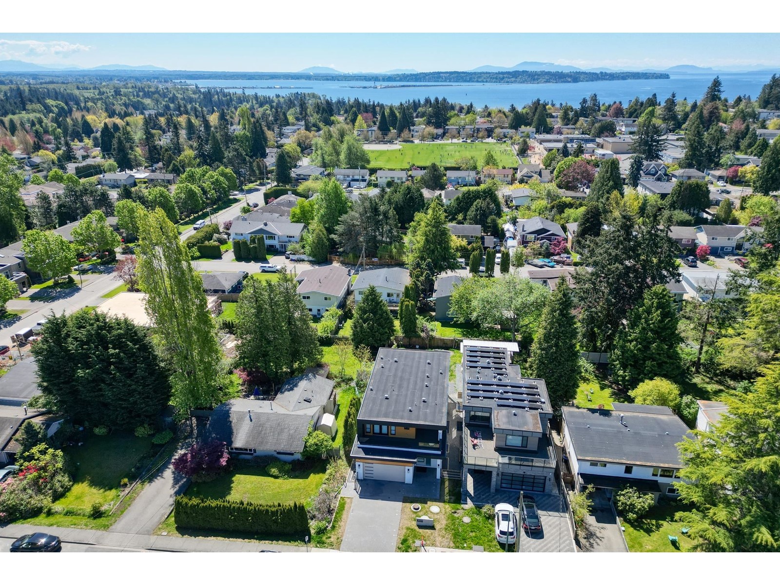 15908 Russell Ave, White Rock, BC V4B 2S4