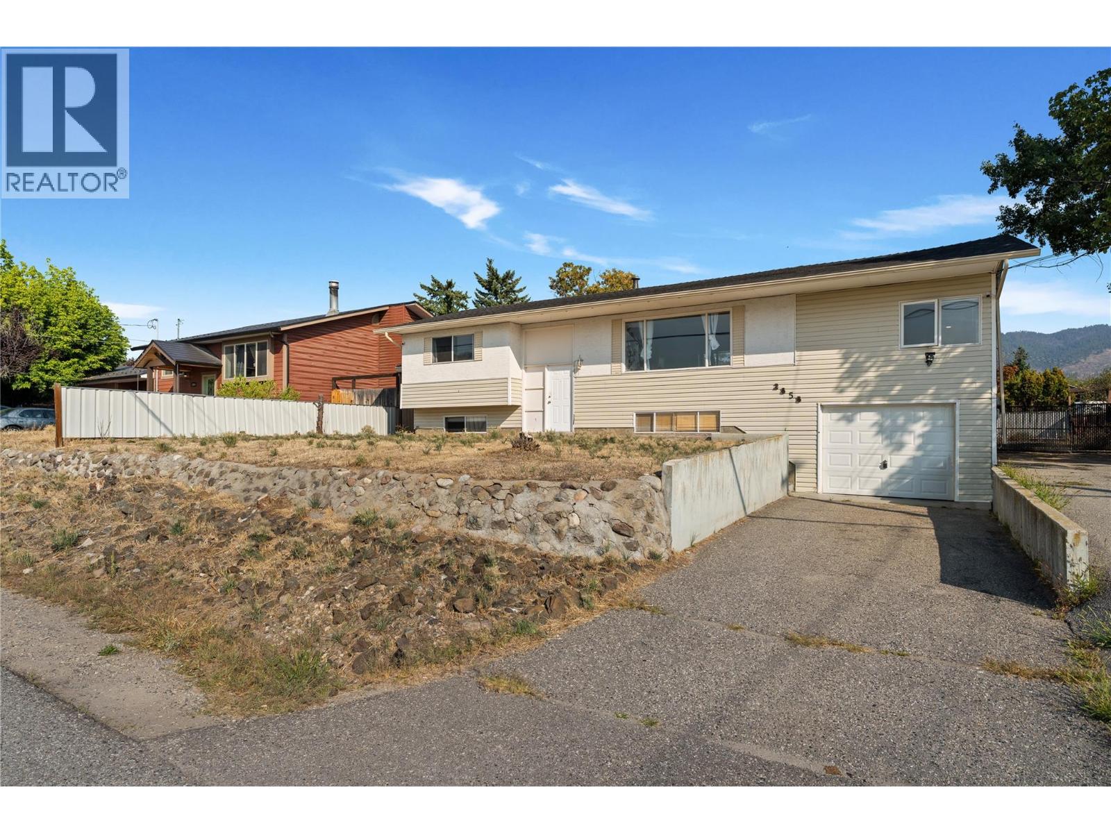 2858 Aberdeen Rd, West Kelowna, BC V4T 1J7