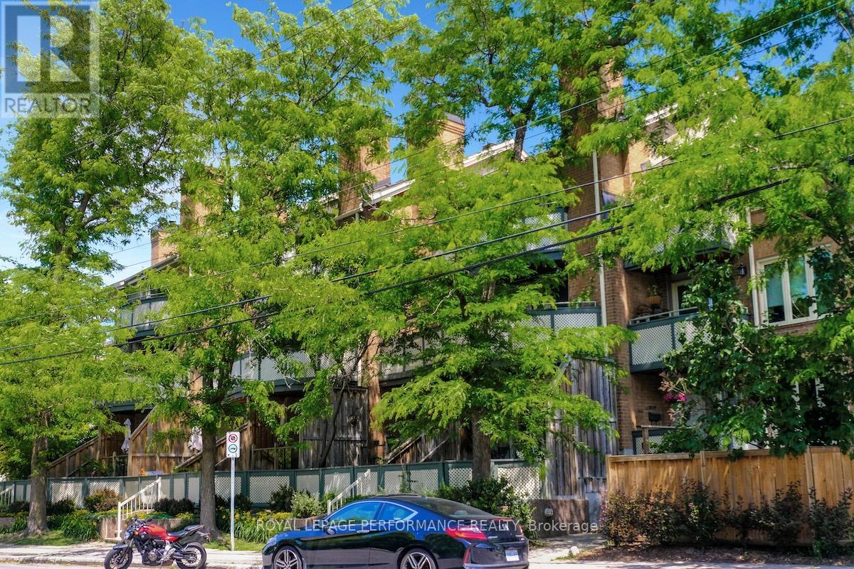 3 2 Columbus Ave, Ottawa, ON K1K 1R3