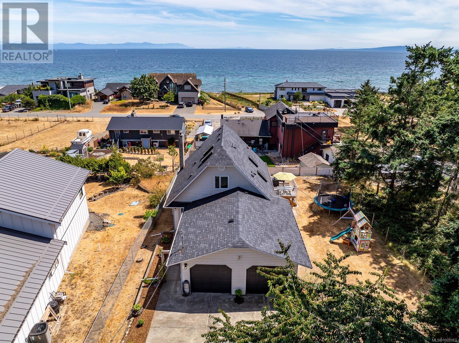 532 Walter Rd, Comox, BC V9M 3V7
