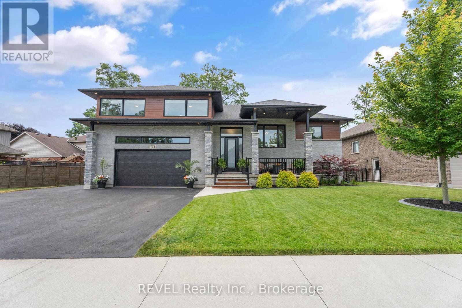 704 Clarence St, Port Colborne, ON L3K 0A8