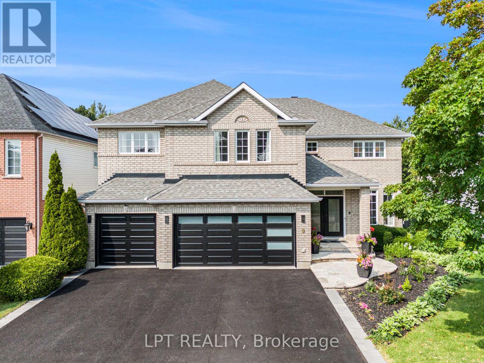 9 Taj Ct, Ottawa, ON K1G 5K6