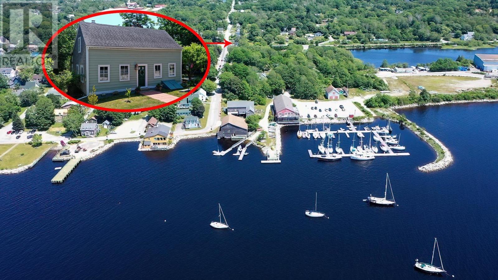 17 George St, Shelburne, NS B0T 1W0