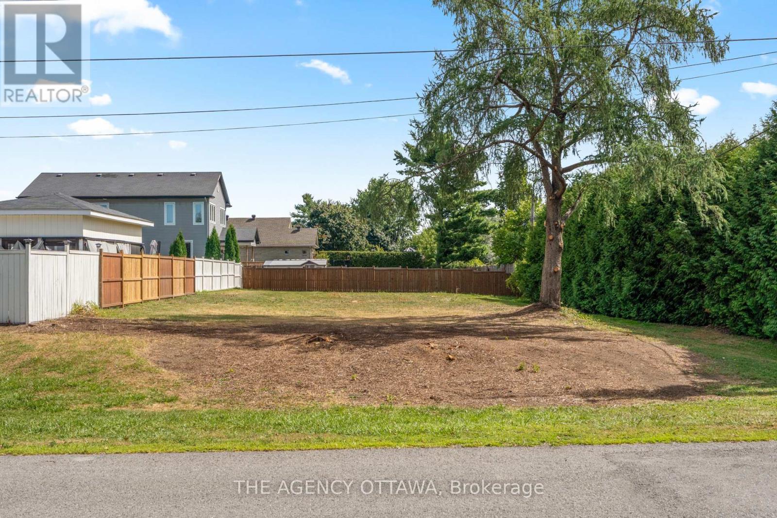 9 Doris Ave, Ottawa, ON K1T 3W8