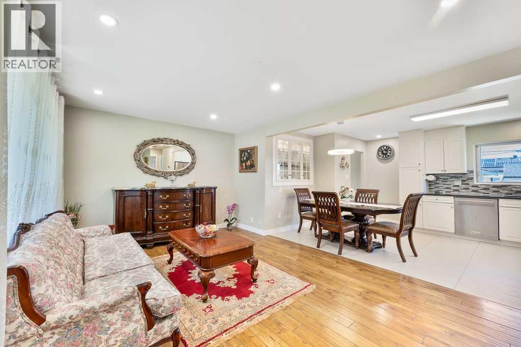 96 Windermere Rd SW, Calgary, AB T3C 3K5