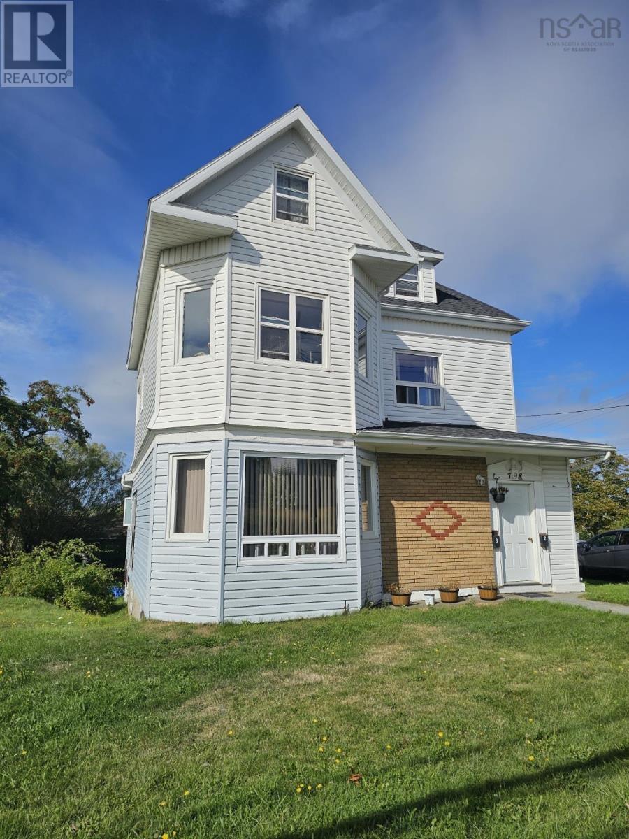 798 Main St, Glace Bay, NS B1A 4Z1