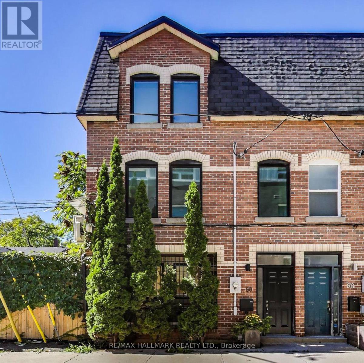 88 Poulett St, Toronto, ON M5A 2B1