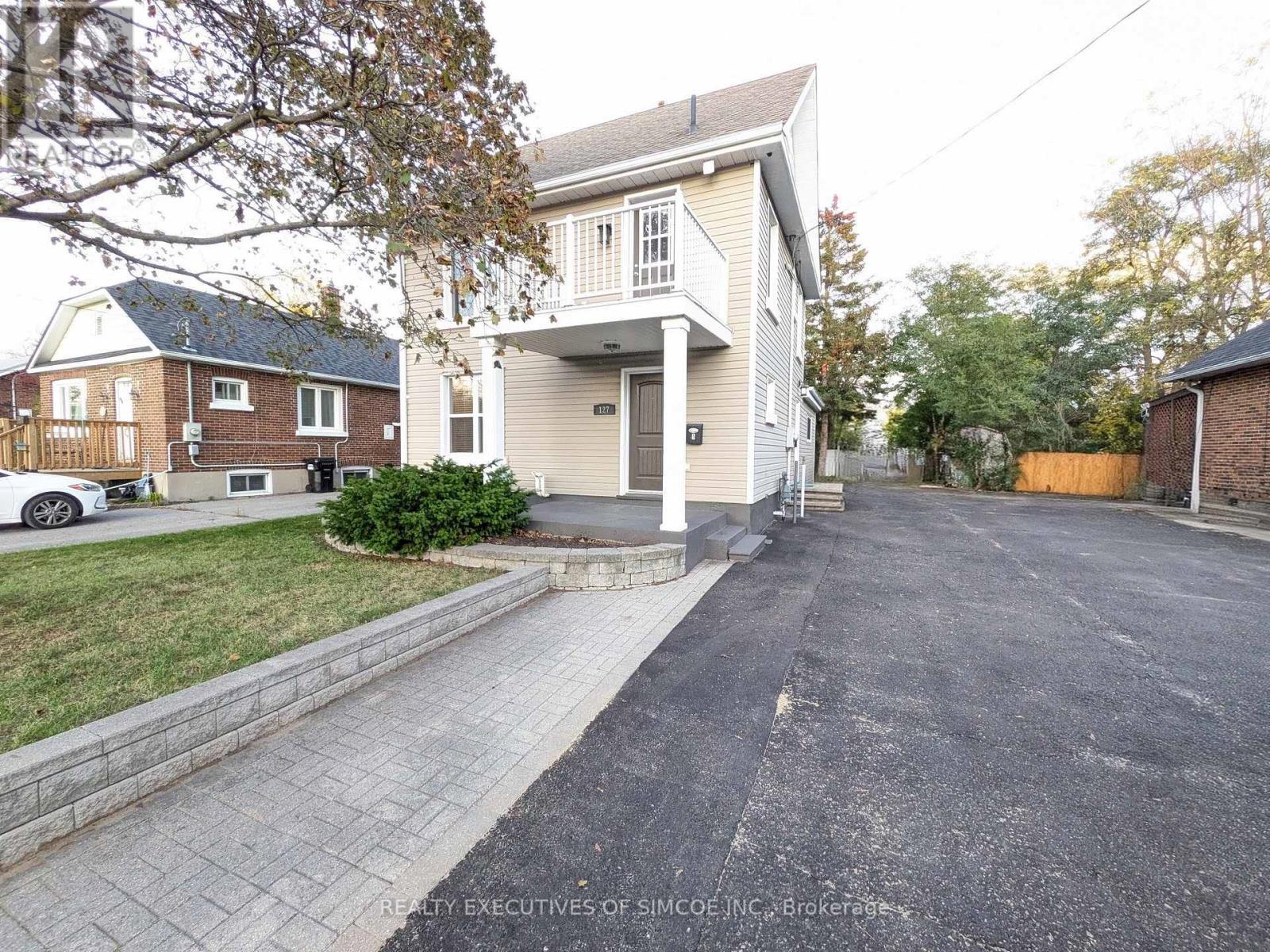 127 Innisfil St, Barrie, ON L4N 3E6