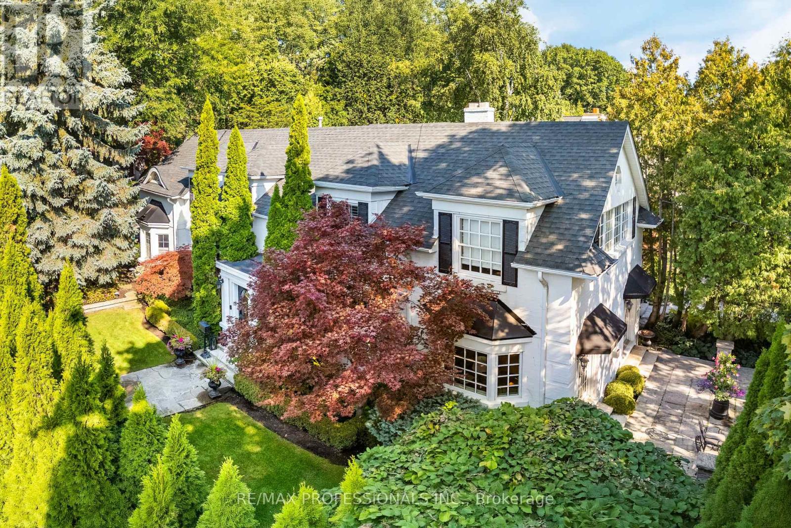 2 Canterbury Rd, Toronto Edenbridge-humber Valley, ON M9A 2X7