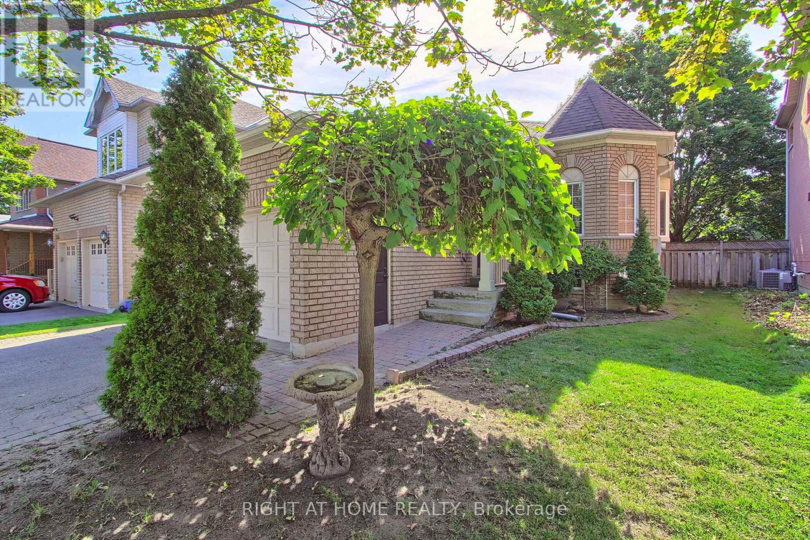290 Clearmeadow Blvd, Newmarket, ON L3X 2E4