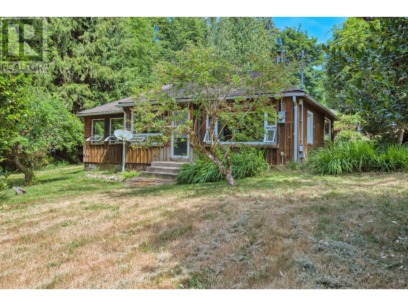 8200 Redrooffs Rd, Halfmoon Bay, BC V7Z 1E2