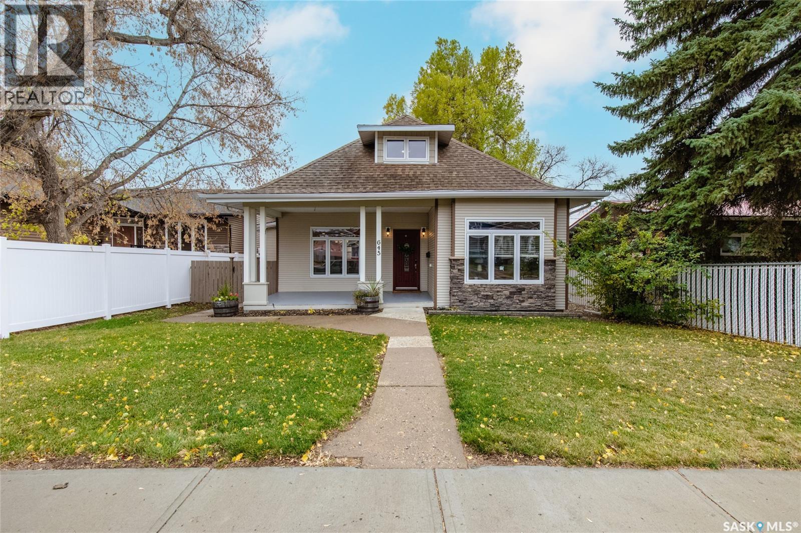 645 Hochelaga St W, Moose Jaw, SK S6H 2H3