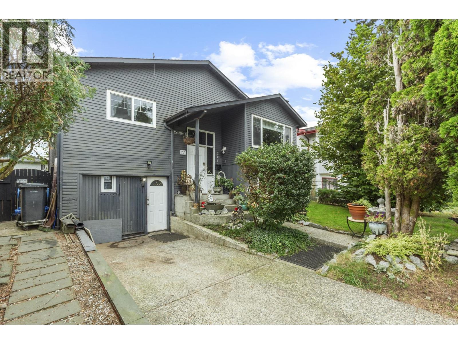 3230 Ballenas Ct, Coquitlam, BC V3E 1T5