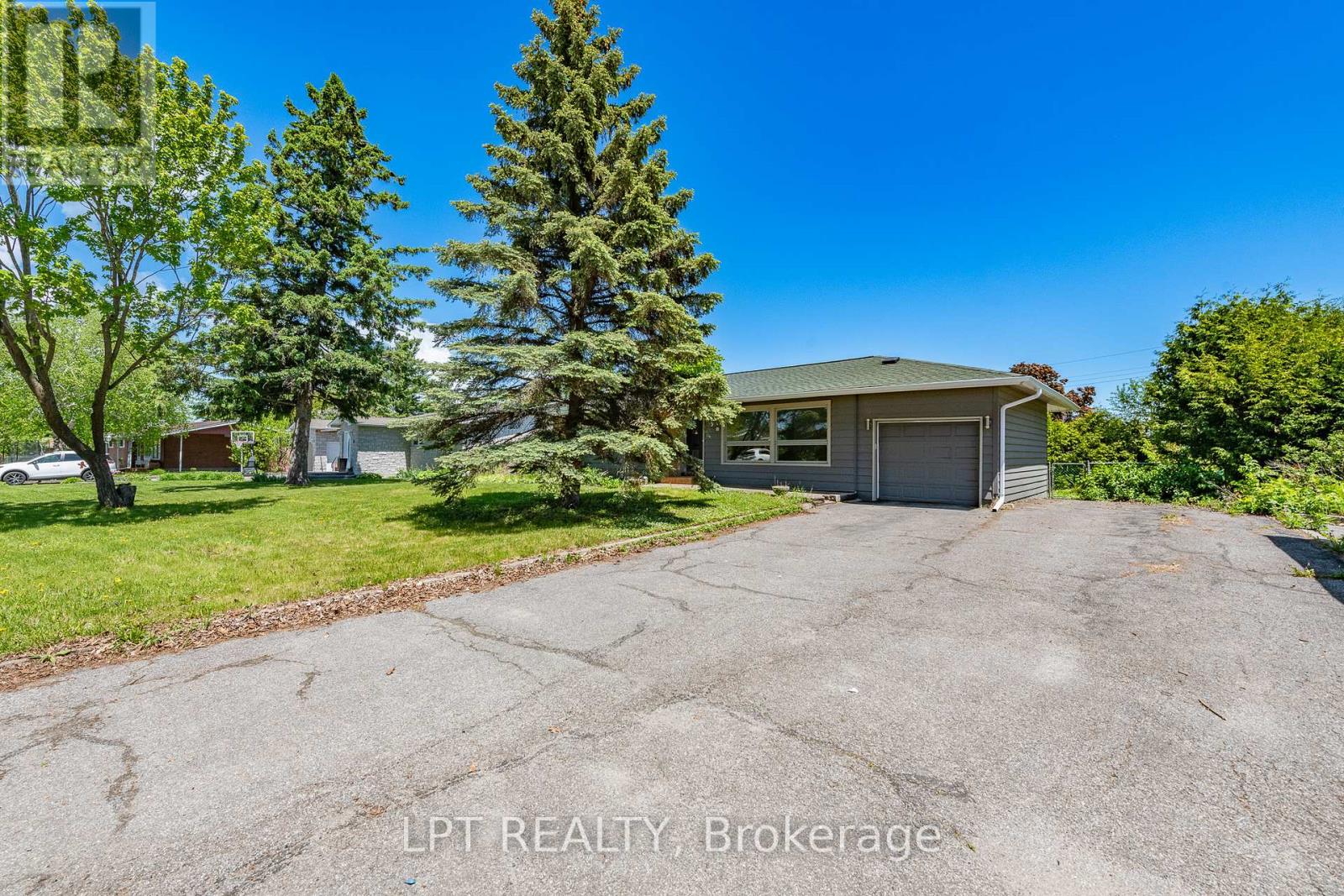 5 Attwood Cres, Ottawa, ON K2E 5B1
