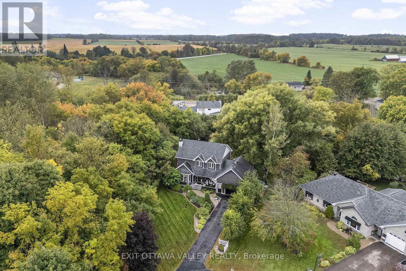 15 Hume St, Whitewater Region, ON K0J 1C0