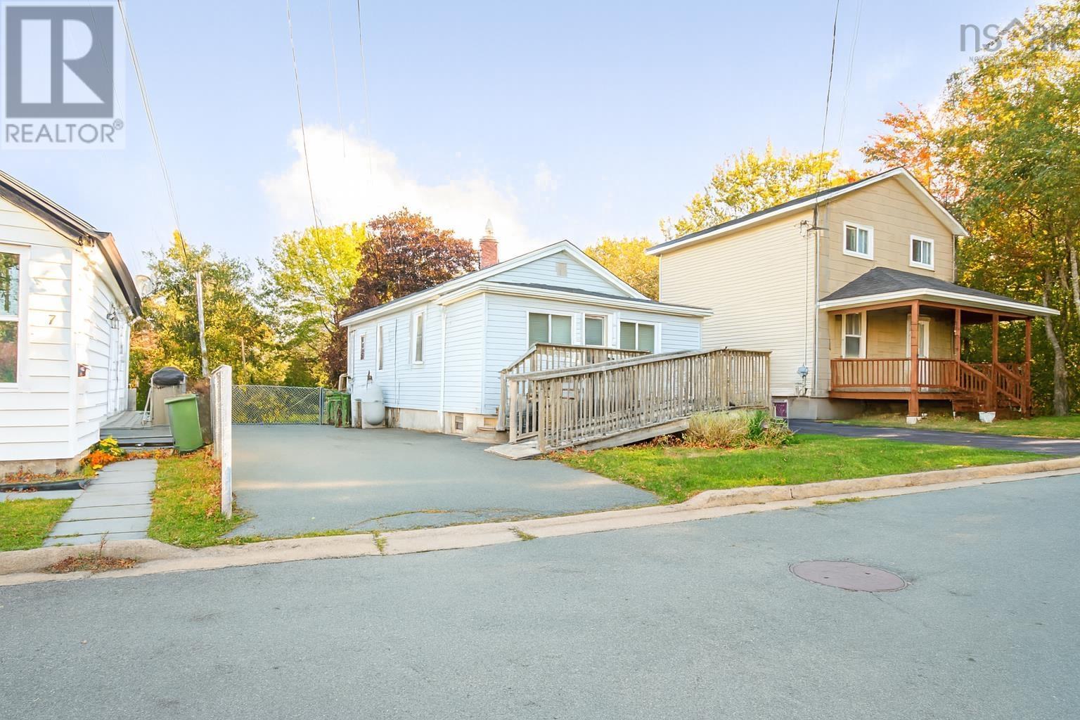 5 Cleary Dr, Dartmouth, NS B2Y 3X3