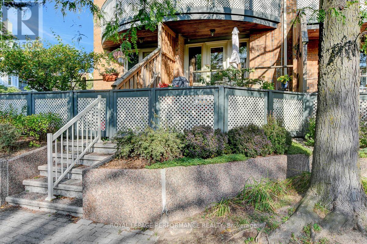 3 2 Columbus Ave, Ottawa, ON K1K 1R3