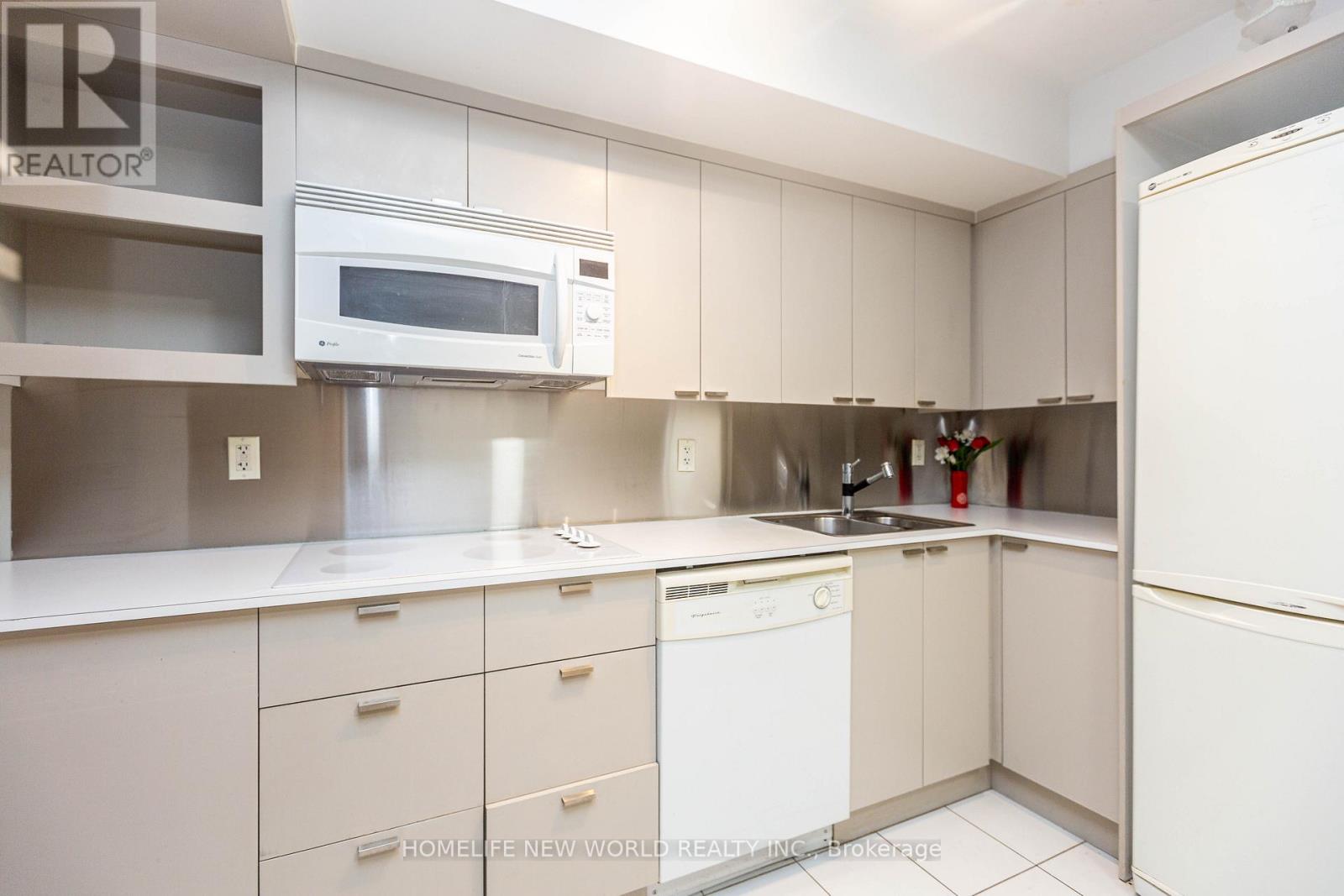 951 111 Elizabeth St, Toronto, ON M5G 1P7