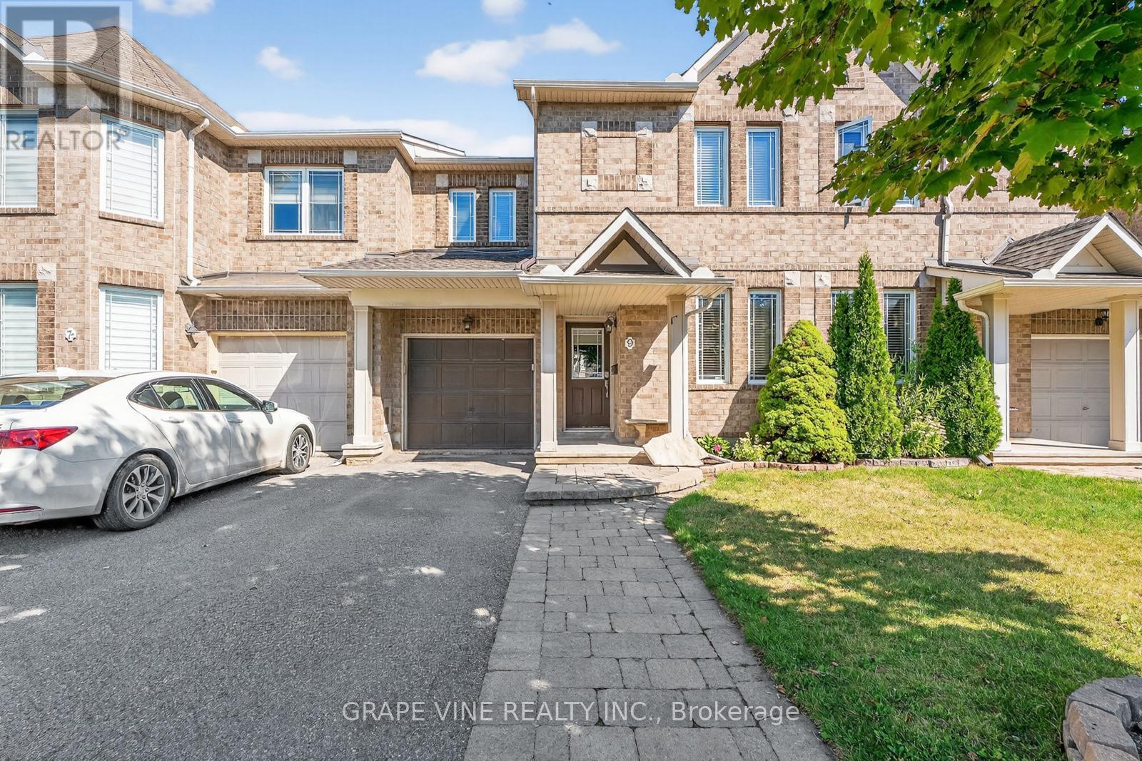 9 Stoneleigh St, Ottawa, ON K2G 7A2