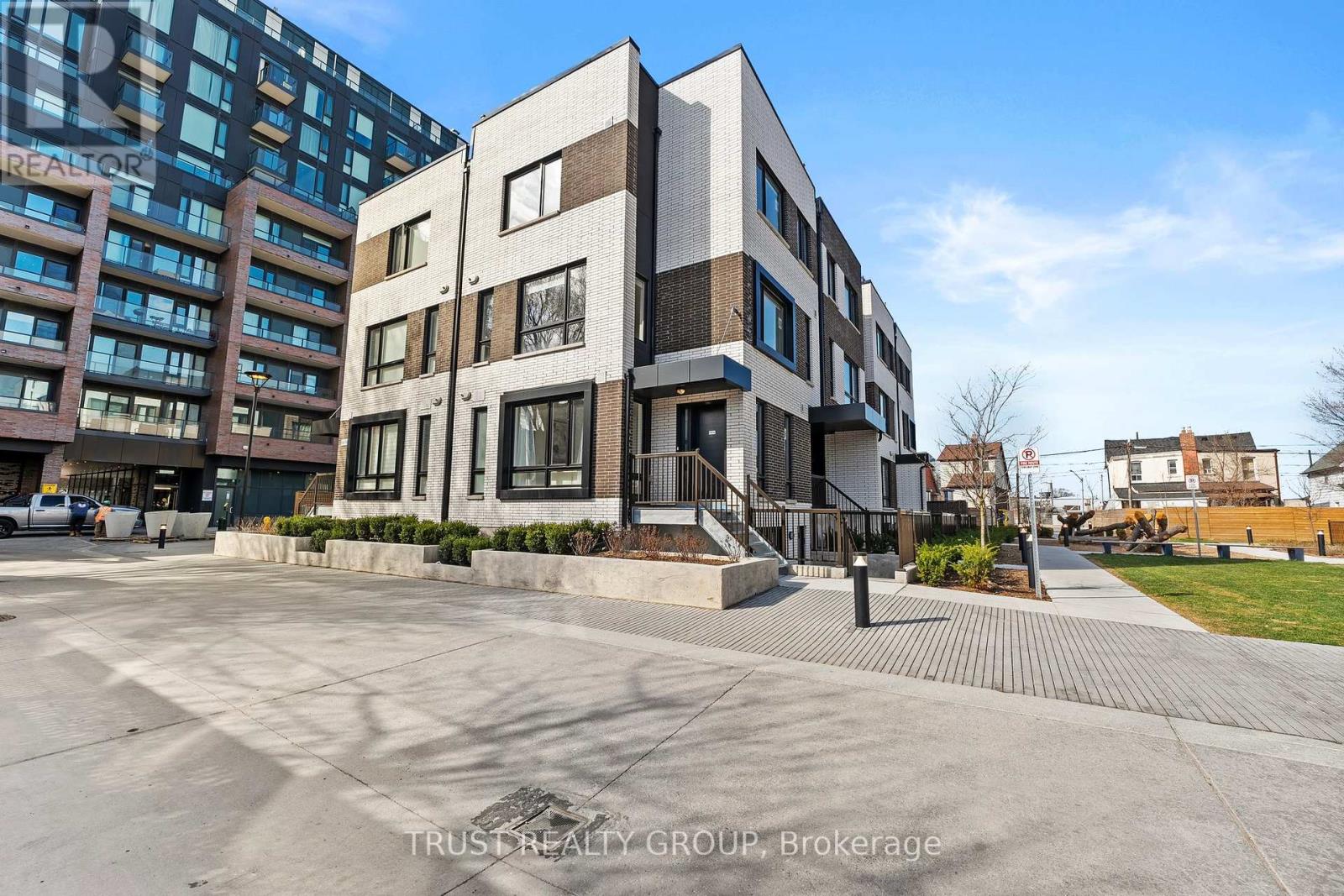 10 Ed Clark Gdns, Toronto, ON M6N 0B5