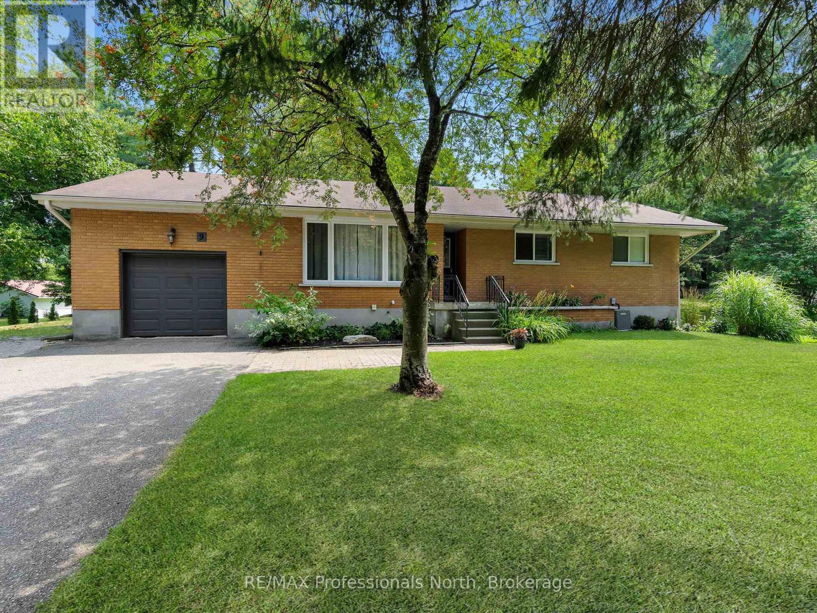 9 Beacon Ln, Bracebridge, ON P1L 1L6