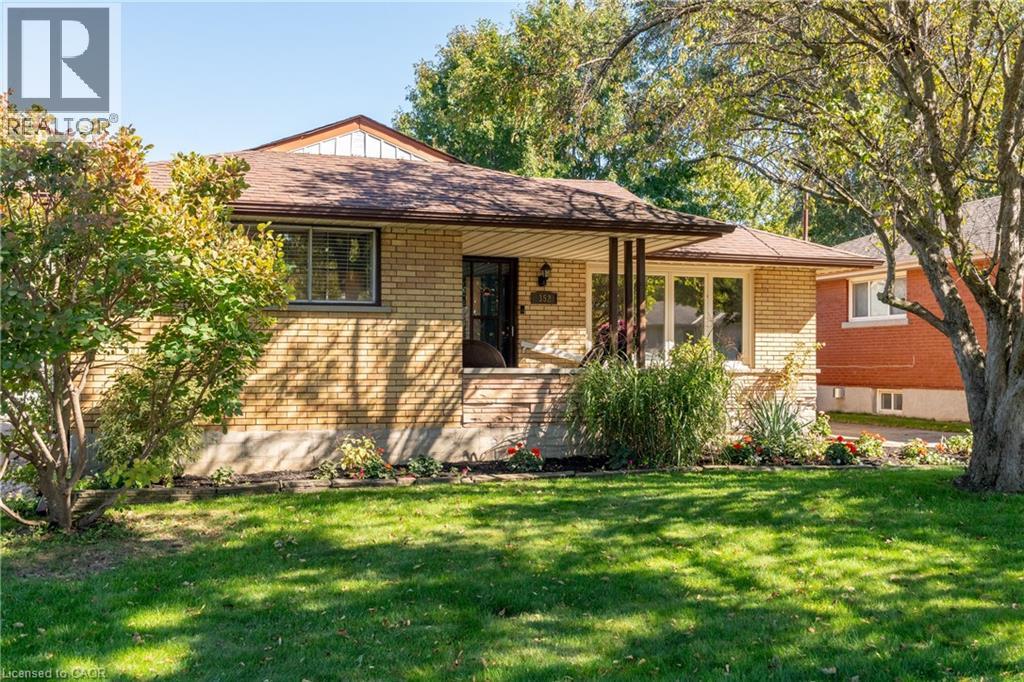352 Vanier Dr, Kitchener, ON N2C 1J9