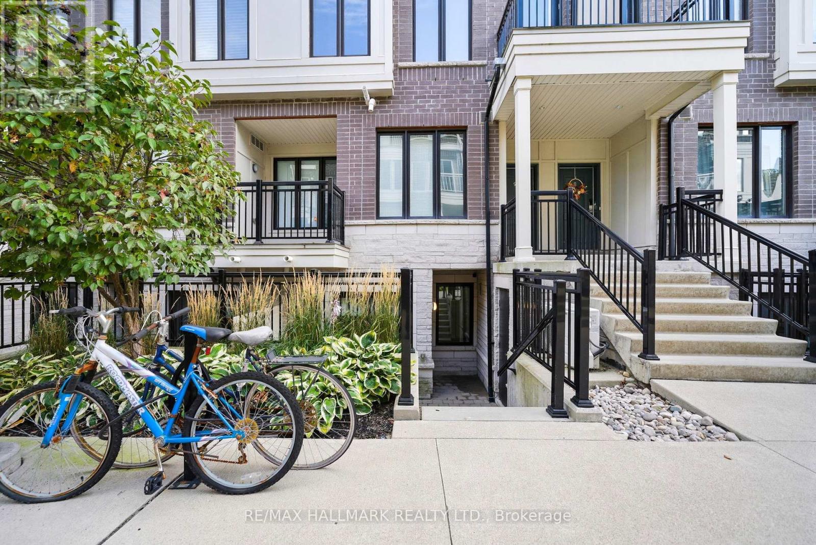 10 130 Long Branch Ave, Toronto, ON M8W 0B1