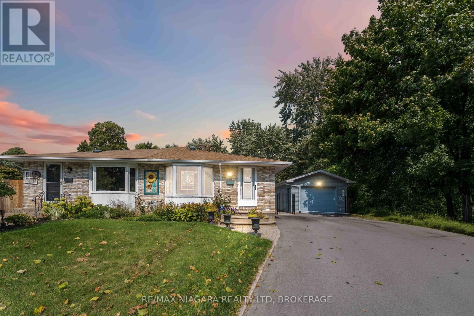 8 Huntingwood Gate, St. Catharines Lakeport, ON L2N 4J9