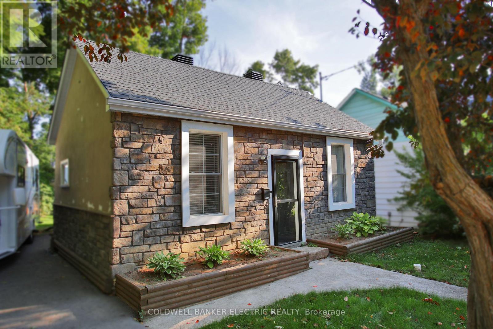 188 Antrim St Ward 3 St, Peterborough, ON K9H 3G4