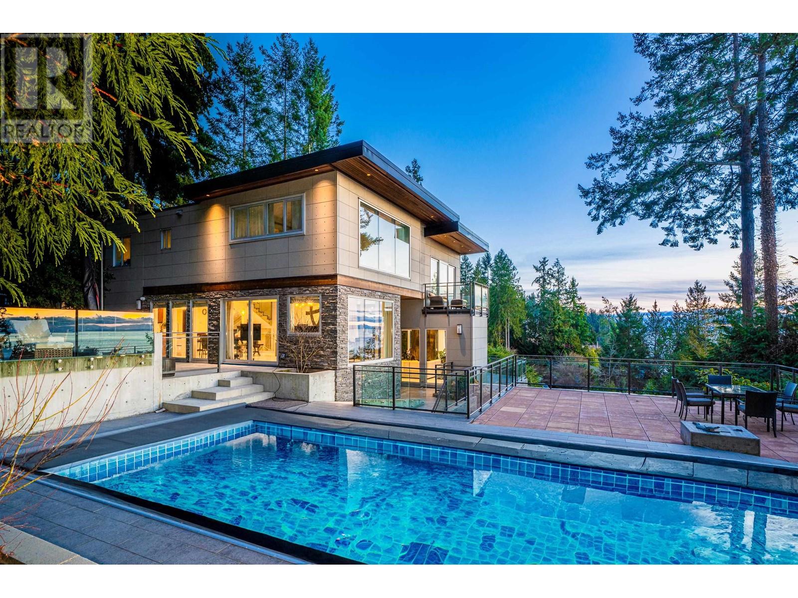 5290 Gulf Pl, West Vancouver, BC V7W 2V9