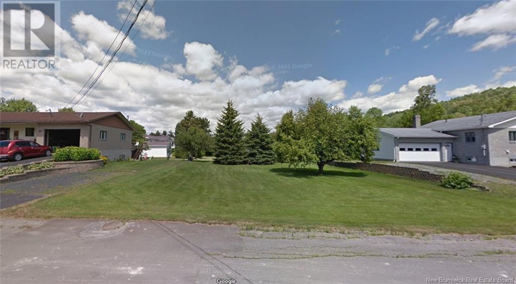 39 Thomas St, Saint-jacques, NB E7B 1P9