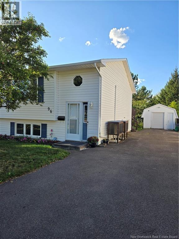 96 Palisade St, Moncton, NB E1A 5K2