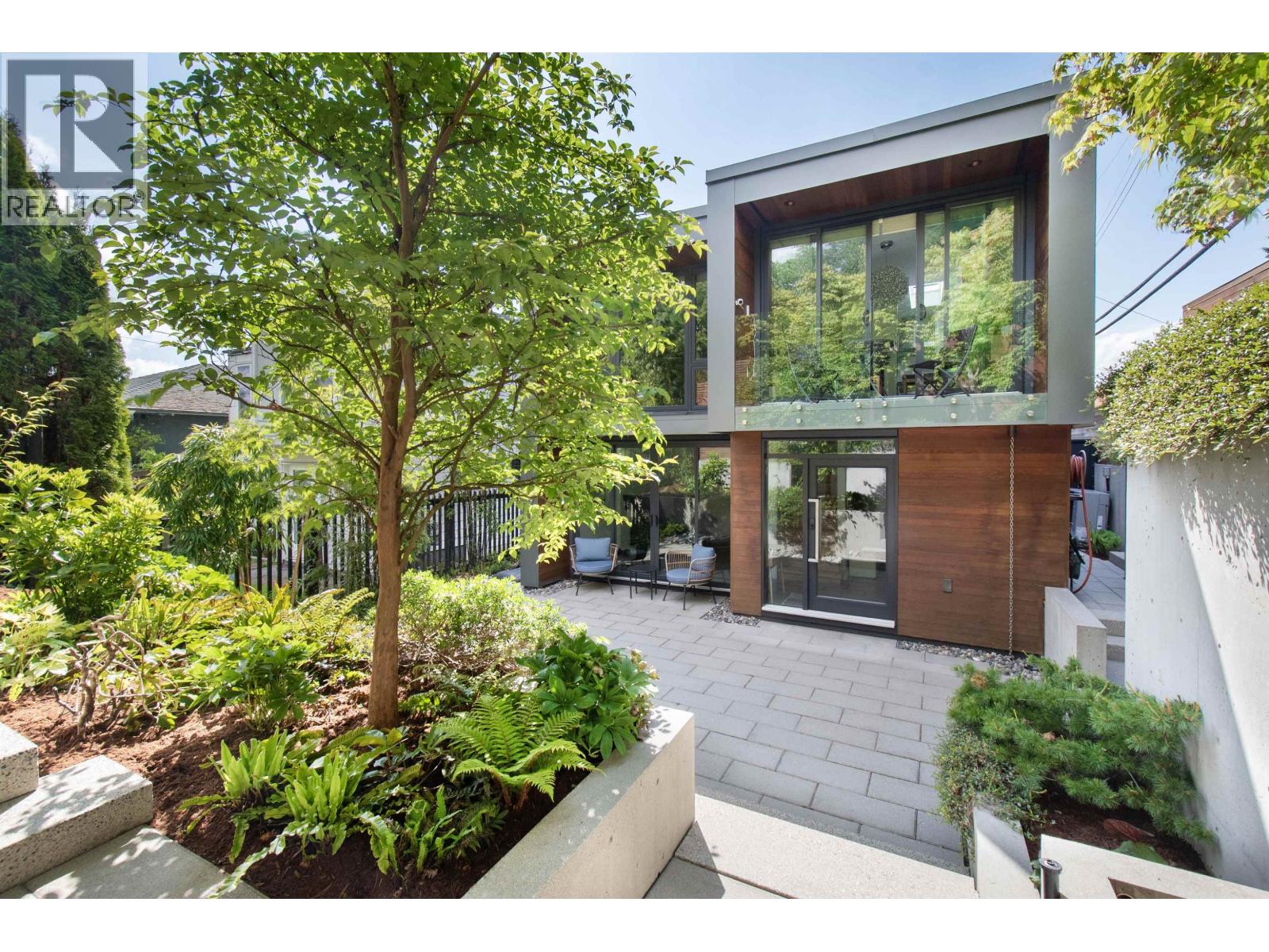 3895 Lonsdale Ave, North Vancouver, BC V7N 3K8