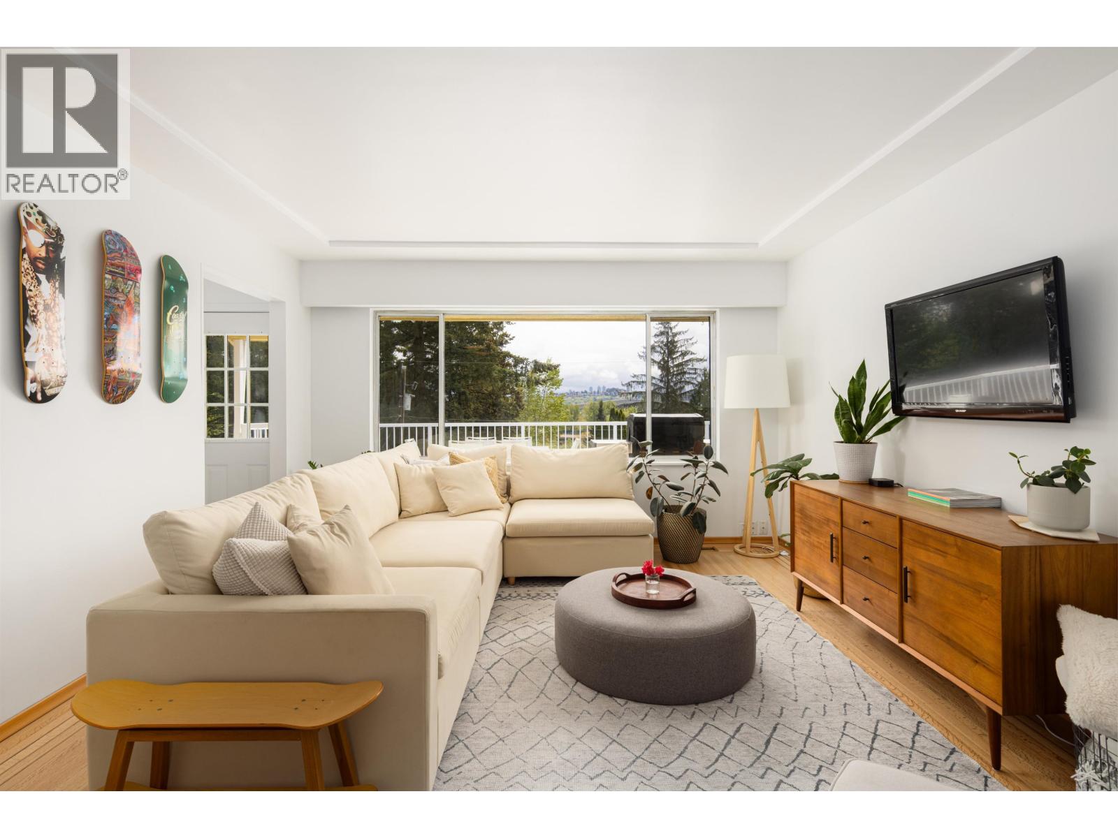 1231 Cloverley St, North Vancouver, BC V7L 1N7