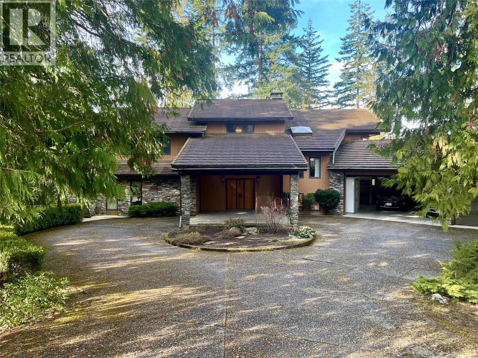 231 Glenacres Rd, Nakusp, BC V0G 1R0