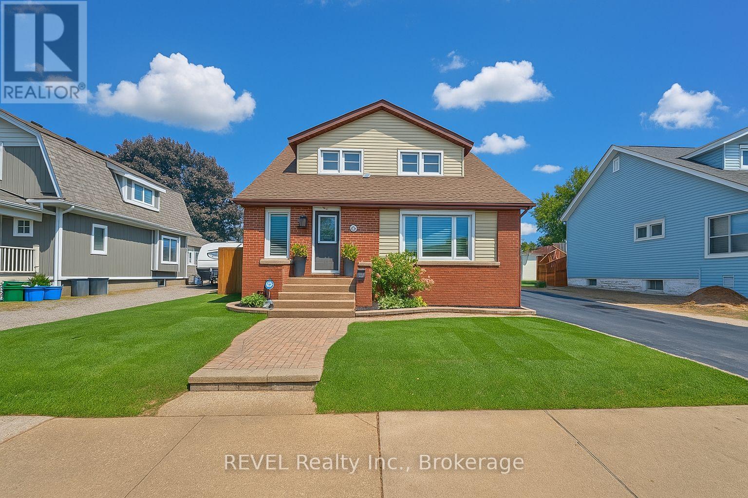 5849 Symmes St, Niagara Falls, ON L2G 2G4