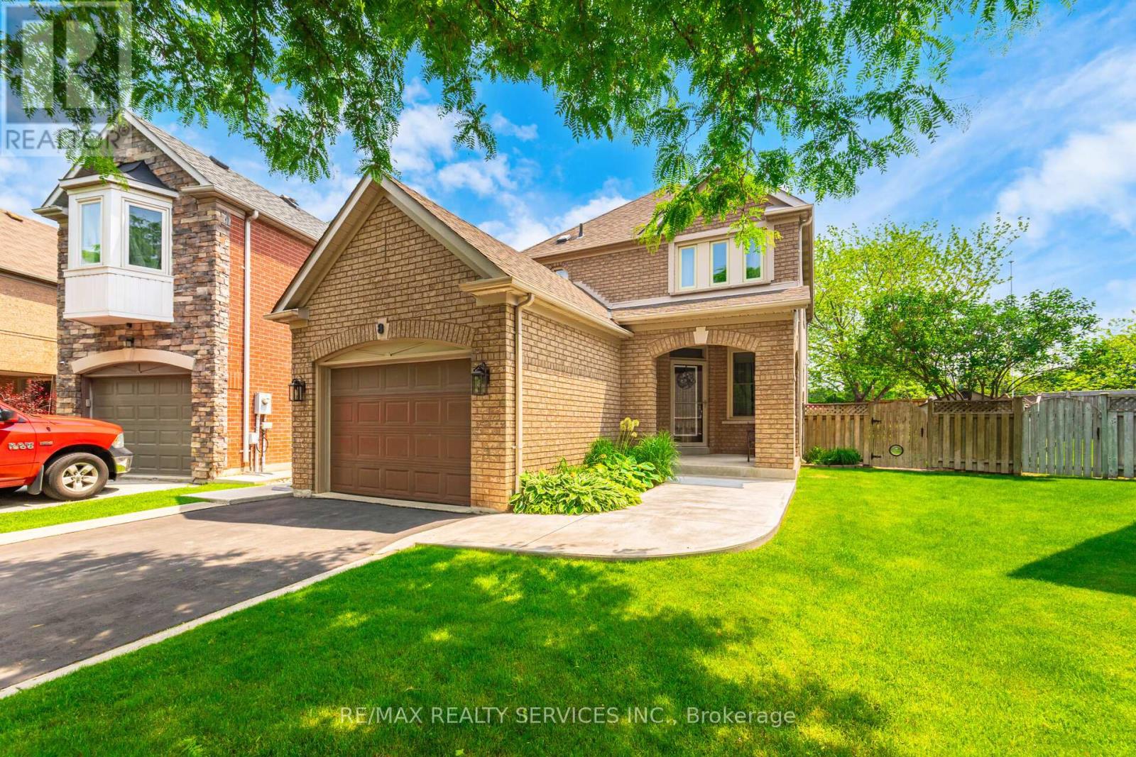 8 Inwood Pl, Brampton Sandringham-wellington, ON L6R 1T2