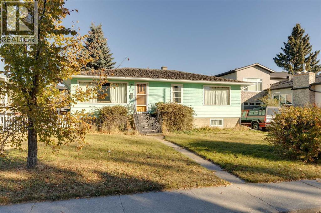 2108 Halifax Cres NW, Calgary, AB T2M 4C7