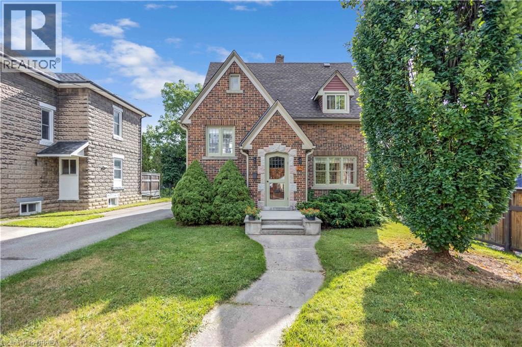 25 Broadway St E, Paris, ON N3L 2R3