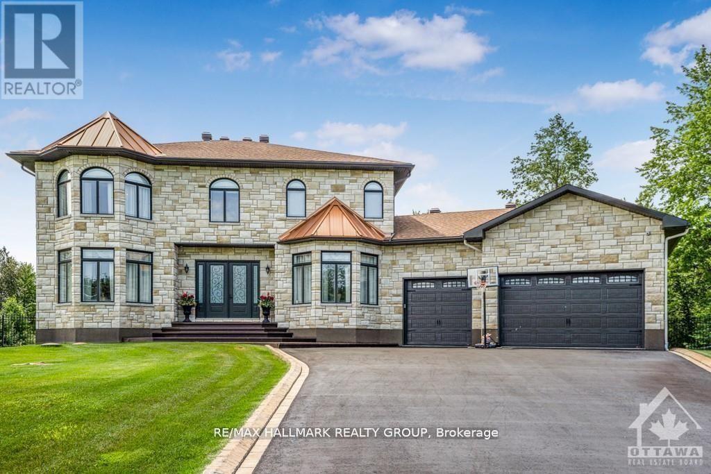 699 Ballycastle Cres, Ottawa, ON K1X 0A4
